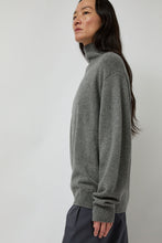 Load image into Gallery viewer, Batoner Innocent Cashmere Turtleneck in Grey