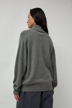 Load image into Gallery viewer, Batoner Innocent Cashmere Turtleneck in Grey