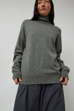 Load image into Gallery viewer, Batoner Innocent Cashmere Turtleneck in Grey