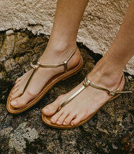 Load image into Gallery viewer, DÔEN &amp; K.JACQUES CÔTE SANDAL -- METALLIC CHAMPAGNE