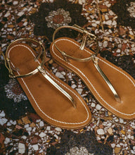 Load image into Gallery viewer, DÔEN &amp; K.JACQUES CÔTE SANDAL -- METALLIC CHAMPAGNE