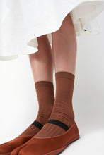 Load image into Gallery viewer, Drogheria Crivellini Cjalce Viscose Tabi Socks in Camel