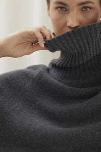 GIA CASHMERE TURTLENECK SWEATER