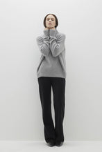 Load image into Gallery viewer, JOSLYN TURTLENECK CASHMERE SWEATER