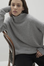 Load image into Gallery viewer, JOSLYN TURTLENECK CASHMERE SWEATER