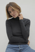 Load image into Gallery viewer, RUMER FITTED CASHMERE TURTLENECK