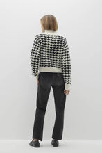 Load image into Gallery viewer, IRIS HOUNDSTOOTH CASHMERE TURTLENECK SWEATER