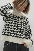 Load image into Gallery viewer, IRIS HOUNDSTOOTH CASHMERE TURTLENECK SWEATER