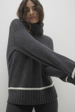 Load image into Gallery viewer, KAROL CASHMERE TURTLENECK SWEATER