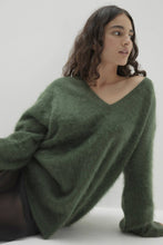 Load image into Gallery viewer, GLADYS BRUSHED CASHMERE V-NECK SWEATER