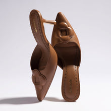 Load image into Gallery viewer, Flora Pump In Caramel Leather