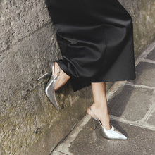 Load image into Gallery viewer, Larroudé x Altuzarra Pump In Silver Specchio