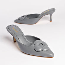 Load image into Gallery viewer, Flora Pump In Titanium Leather