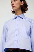 Load image into Gallery viewer, Highlight Studio Blue Poplin Crop Shirt in Light Blue