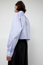 Load image into Gallery viewer, Highlight Studio Blue Poplin Crop Shirt in Light Blue