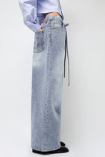 Load image into Gallery viewer, Highlight Studio Denim Sharing Pants in Light Blue