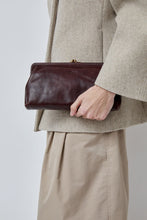 Load image into Gallery viewer, Il Bisonte Classic Clutch in Café