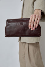 Load image into Gallery viewer, Il Bisonte Classic Clutch in Café