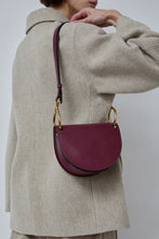 Load image into Gallery viewer, Il Bisonte Crossbody Consuelo in Amarena