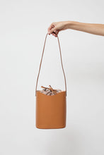 Load image into Gallery viewer, Il Bisonte Roseto Bucket Bag in Naturale