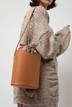 Load image into Gallery viewer, Il Bisonte Roseto Bucket Bag in Naturale