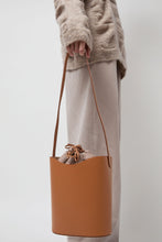 Load image into Gallery viewer, Il Bisonte Roseto Bucket Bag in Naturale