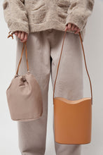 Load image into Gallery viewer, Il Bisonte Roseto Bucket Bag in Naturale