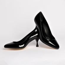 Load image into Gallery viewer, Michelle Lo Pump In Black Patent Leather