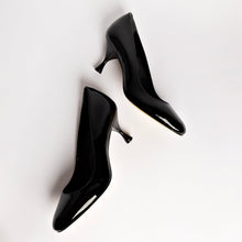 Load image into Gallery viewer, Michelle Lo Pump In Black Patent Leather