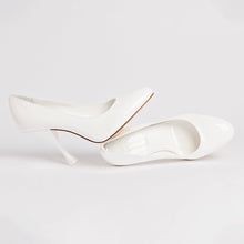 Load image into Gallery viewer, Michelle Pump In White Patent Leather