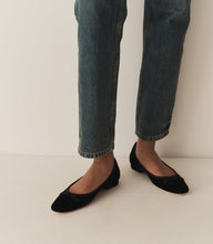 Load image into Gallery viewer, ODETTE BALLET FLAT -- BLACK VELVET