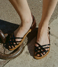 Load image into Gallery viewer, DÔEN &amp; K.JACQUES PECHE SANDAL -- NOIR