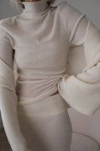 Load image into Gallery viewer, RUMER FITTED CASHMERE TURTLENECK