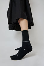 Load image into Gallery viewer, Rototo Merino Tabi Socks in Black