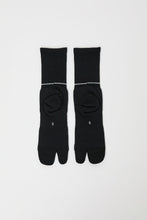 Load image into Gallery viewer, Rototo Merino Tabi Socks in Black