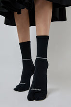 Load image into Gallery viewer, Rototo Merino Tabi Socks in Black