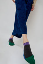 Load image into Gallery viewer, Rototo Pile Ankle Socks in Light Purple and Charcoal