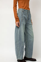 Load image into Gallery viewer, Sayaka Davis Barrel Denim Pants in Light Blue