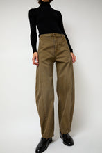 Load image into Gallery viewer, Sayaka Davis Barrel Denim Pants in Mocha