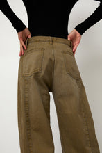 Load image into Gallery viewer, Sayaka Davis Barrel Denim Pants in Mocha