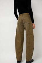 Load image into Gallery viewer, Sayaka Davis Barrel Denim Pants in Mocha