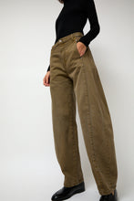 Load image into Gallery viewer, Sayaka Davis Barrel Denim Pants in Mocha