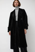 Load image into Gallery viewer, épingler Trigonal Fall Coat in Black Velvet