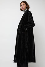 Load image into Gallery viewer, épingler Trigonal Fall Coat in Black Velvet