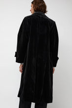 Load image into Gallery viewer, épingler Trigonal Fall Coat in Black Velvet