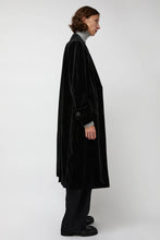 Load image into Gallery viewer, épingler Trigonal Fall Coat in Black Velvet